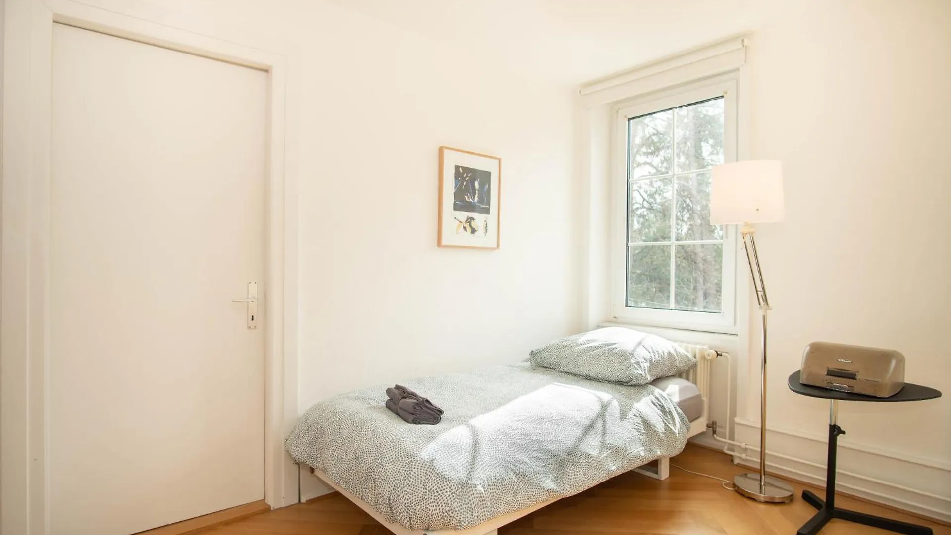Spacious Apartment Next To Park With Free Baselcard